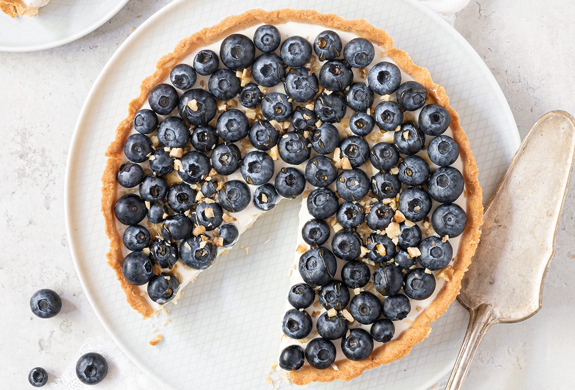 Griechische Heidelbeer-Tarte mit Tonkabohnencreme - Hof Westhues Griechische Heidelbeer-Tarte mit Tonkabohnencreme - Hof Westhues